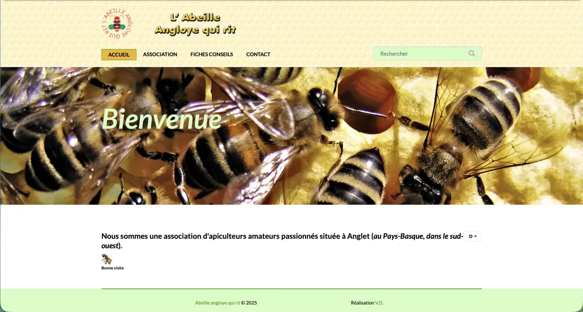 L'ancien site : un bandeau à motif de rayons de miel, le logo rond de l'association, quatre entrées de menu, une bannière photo d'abeilles sur un cadre avec le mot Bienvenue, et trois lignes de texte d'accueil.