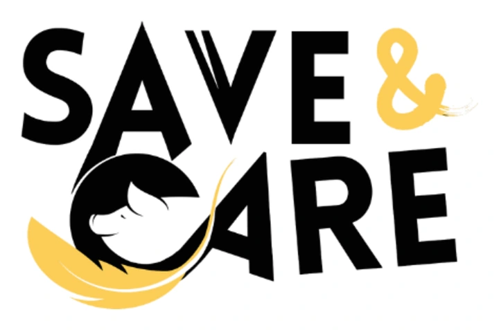 Le logo du sanctuaire : SAVE & CARE en capitales noires, le C de CARE remplacé par une tête de cochon posée sur une plume dorée